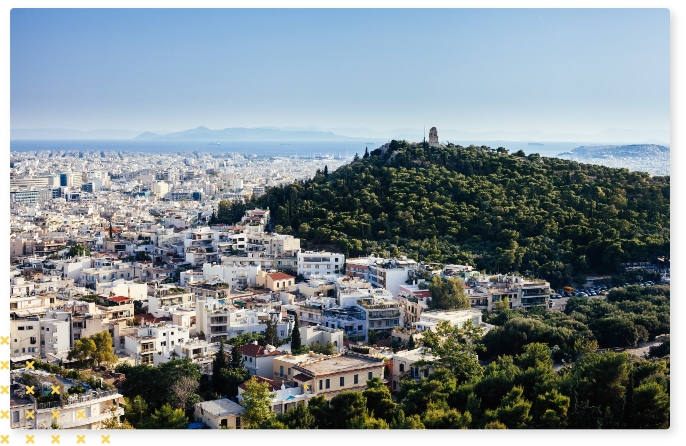 Άποψη της Αθήνας από ψηλά, με πολλά σπίτια προς αγορά στο xe.gr, αλλά και μια όμορφη θέα.