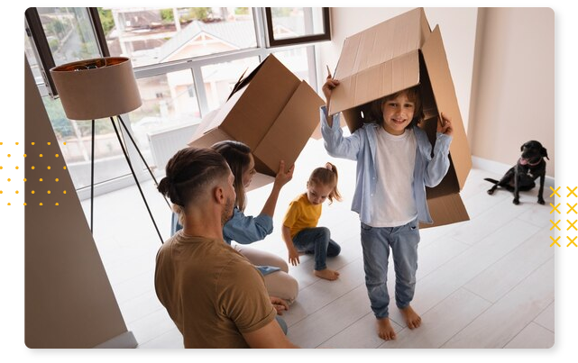 Μια οικογένεια παίζει χαρούμενη με τις κούτες της μετακόμισης και απολαμβάνει το νέο της σπίτι, το οποίο αγόρασε με στεγαστικό δάνειο.